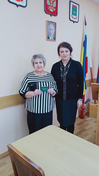 В декабре 2024 года в Администрации Белокалитвинского района на заседании трехсторонней комиссии по регулированию социально-трудовых отношений состоялась церемония вручения удостоверения «Ветеран труда»