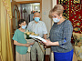Глава Администрации района Ольга Мельникова поздравила супружескую пару Гуреевых с бриллиантовой годовщиной свадьбы